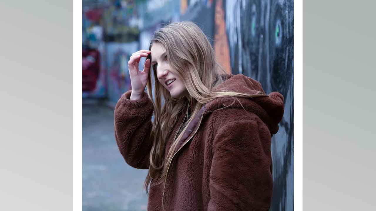 Angie Twelve - Runaway