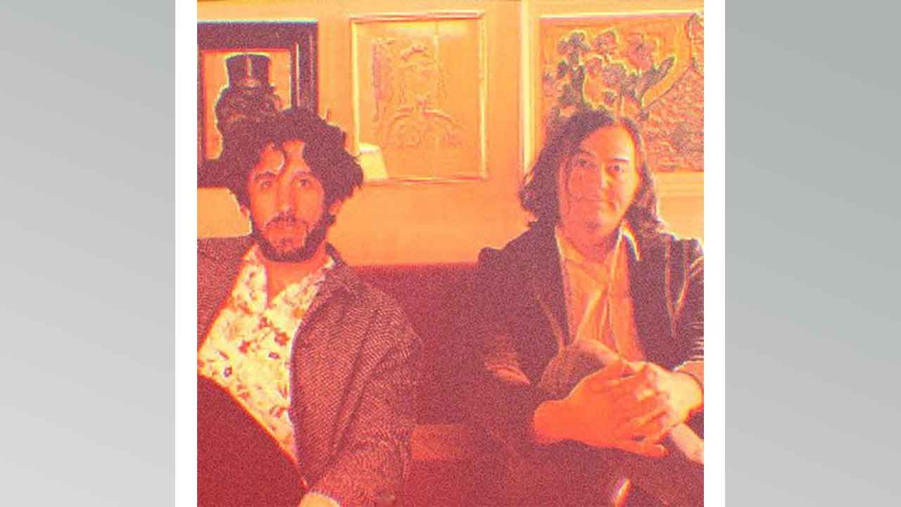 Descubrí el nuevo éxito de Bang Bang Jet Away: Ill at Ease in Mixed Company