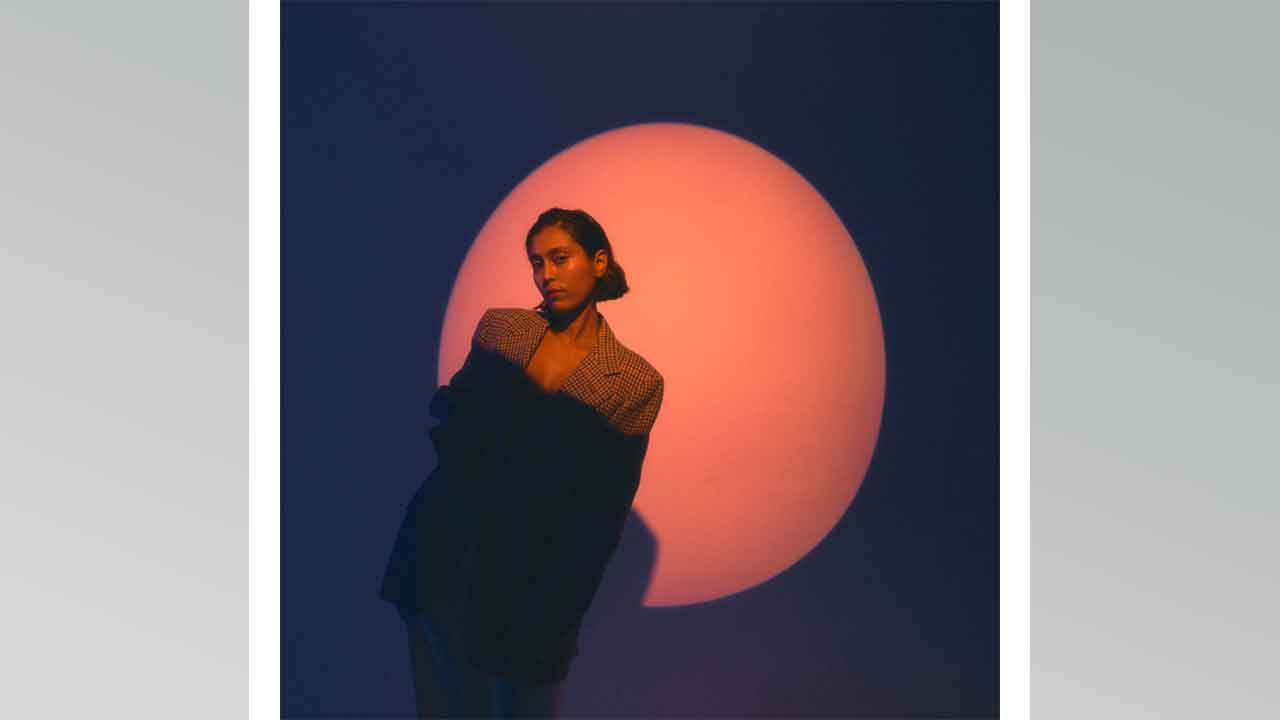 Abby Simone nos deja escuchar su nuevo sencillo 'No Expectations'