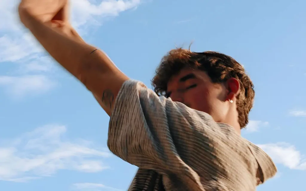 Elliot -  Hold On [Single]