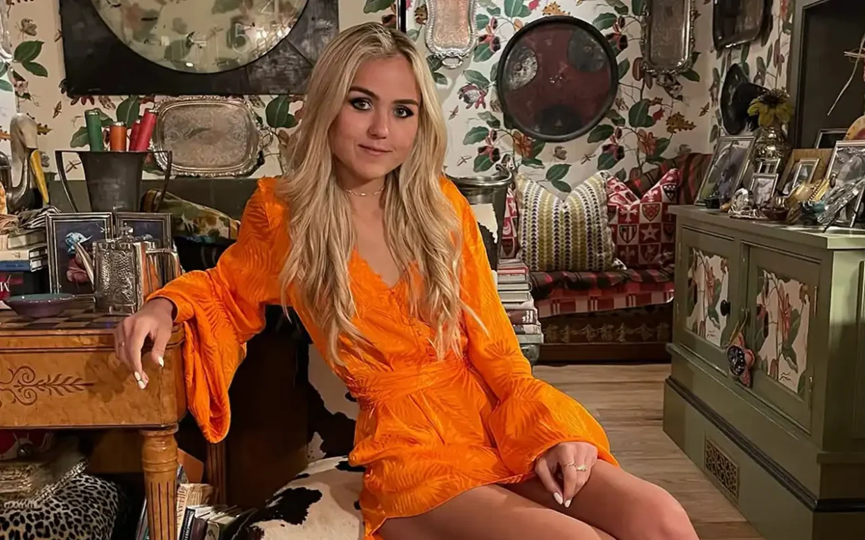 Daisy Briggs - Cold Shoulder [Video]