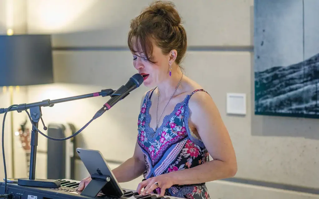 SaraEllen - Haunted House (I Wanna Buy A) [Single]