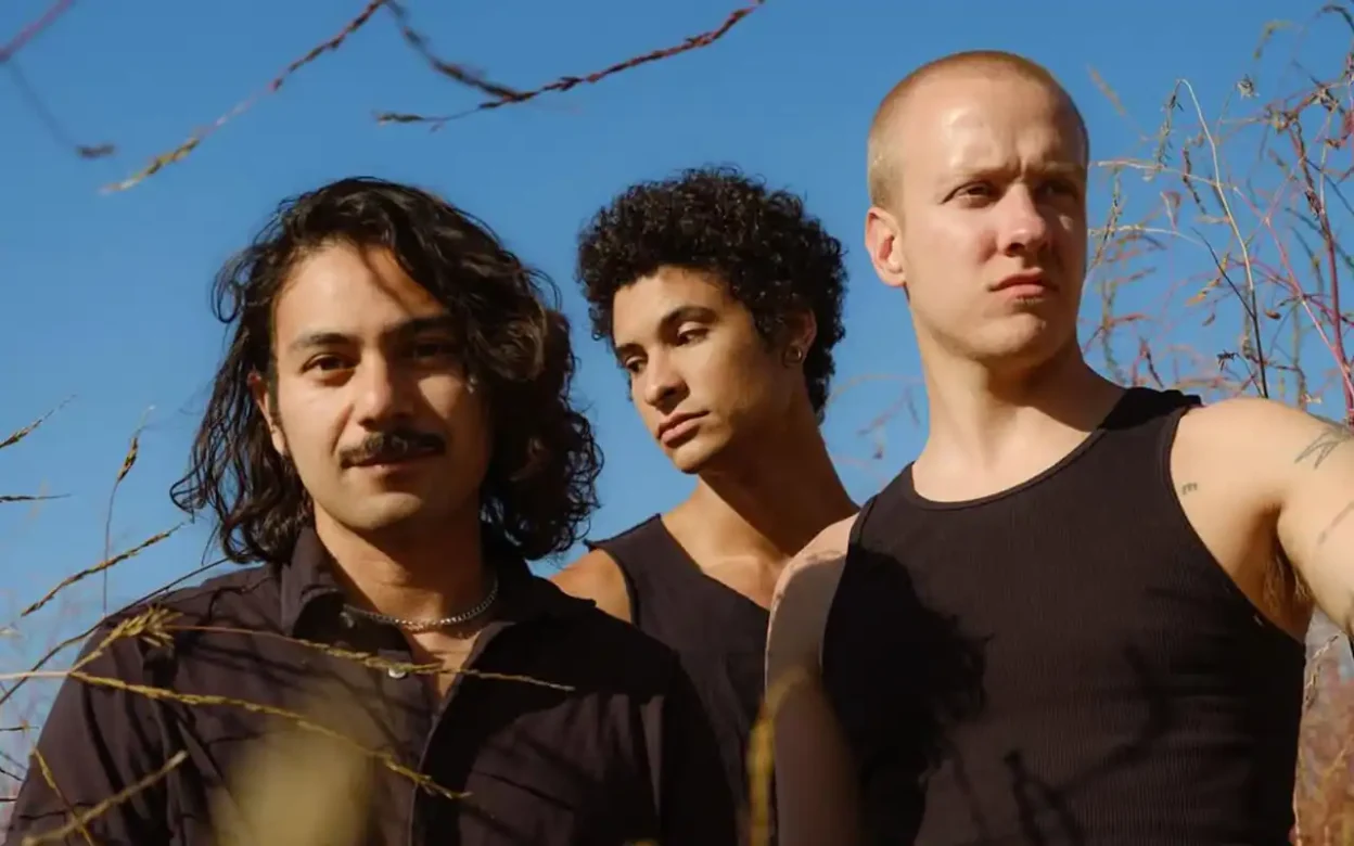 Coast Red - 3 Words [Single]