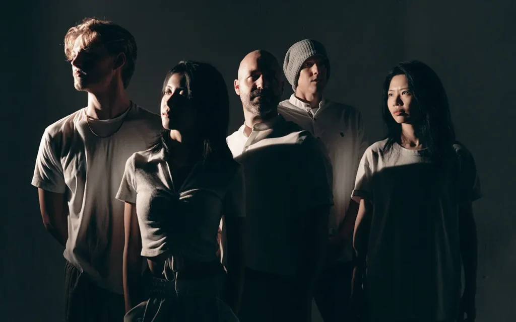 floodlit - AMa [Video]