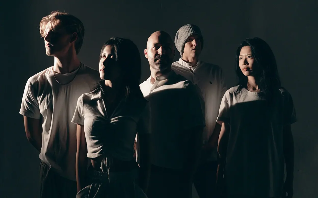 floodlit - AMa [Video]