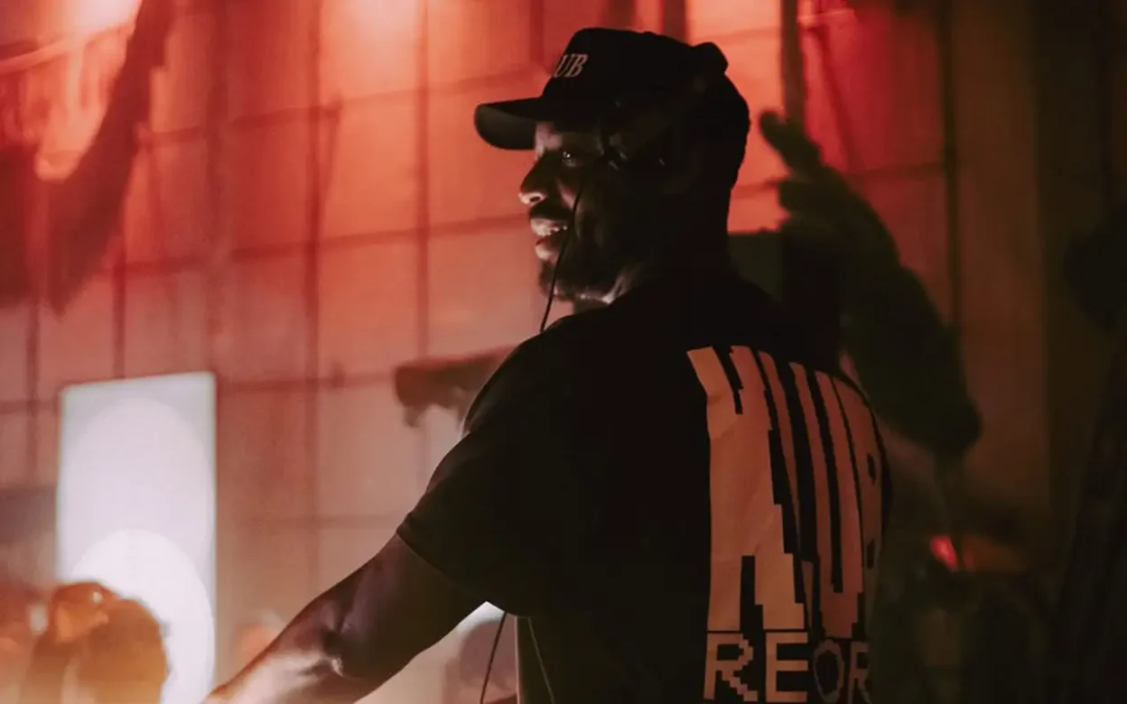 MANU (UK) and Rexus Hold Me Down [Single]