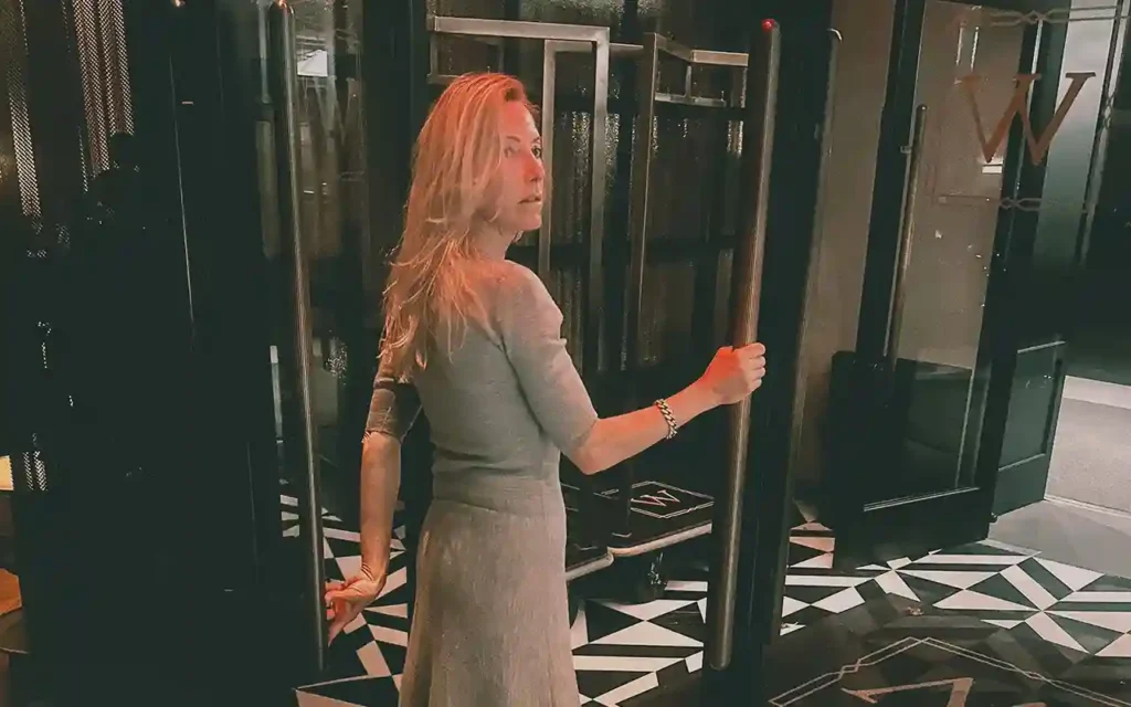 Robyn Bernstein ft. Britney Jayy - I Should Already Be Gone [Single]