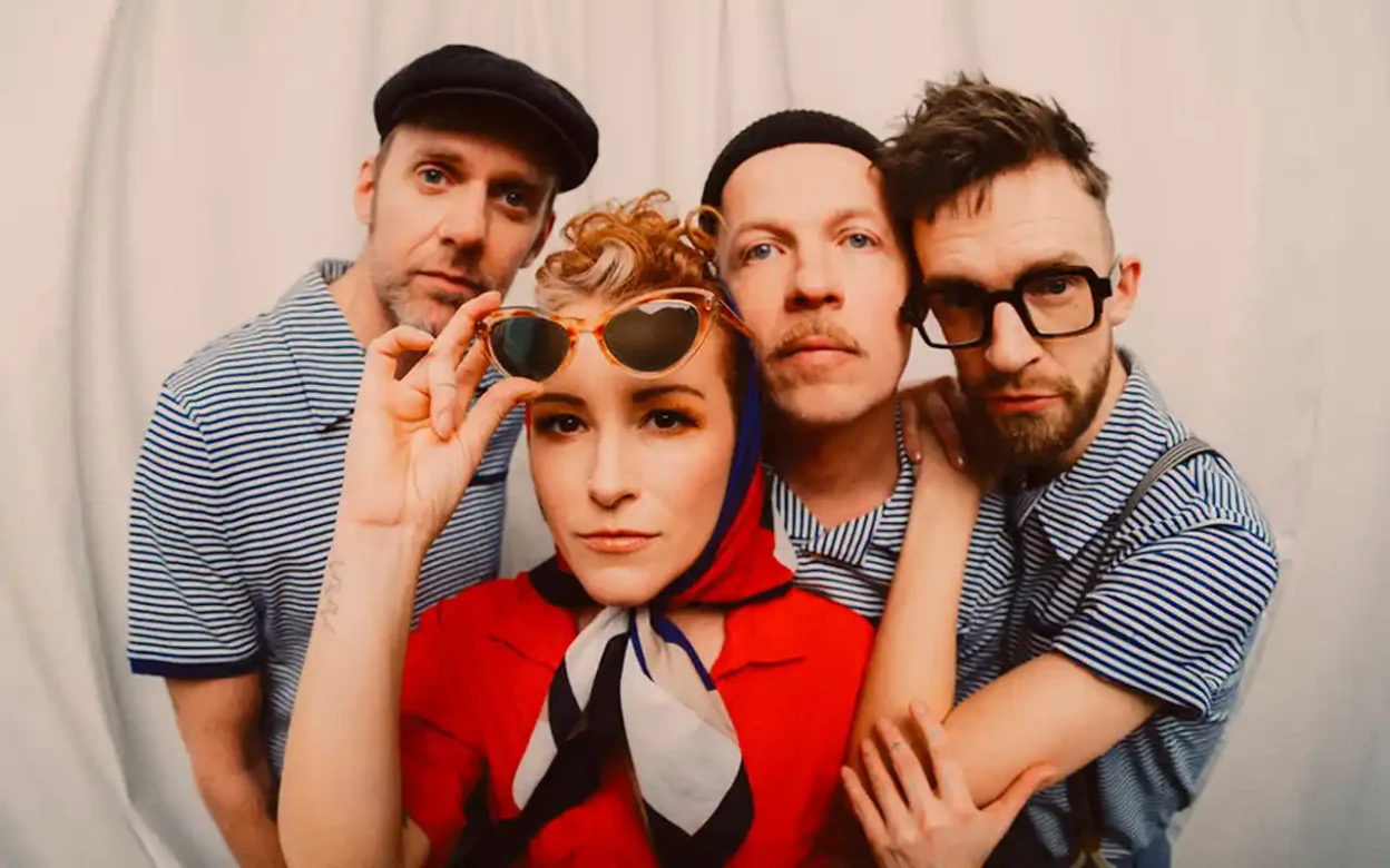 Marina & The Kats - A Star With A Delay [Single]