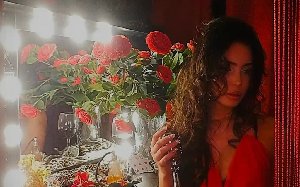 Jada Di'Larosa - To Love Is To Perform