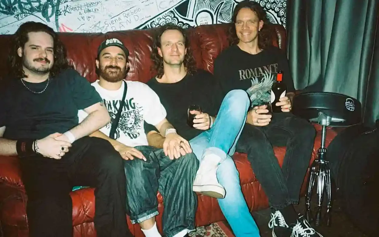 Humming. - Seams [Single]