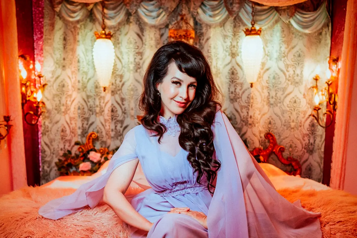 Grey DeLisle - There's The Door