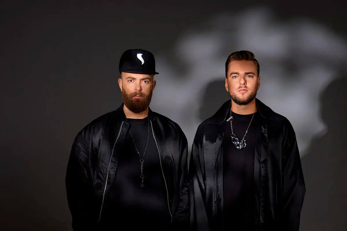 Showtek ft. Francis Waves - Runaway